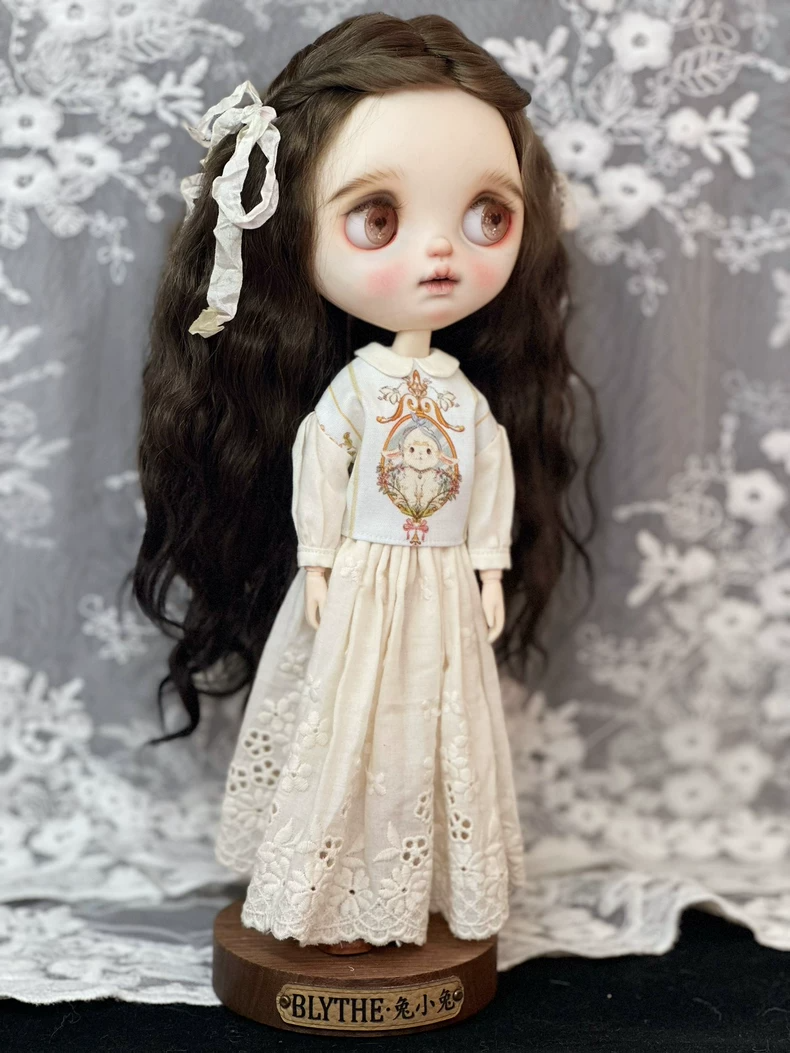 Exquisite Handcrafted Blythe Doll Dress - Floral Embroidery & Adjustable Fit - Image 1