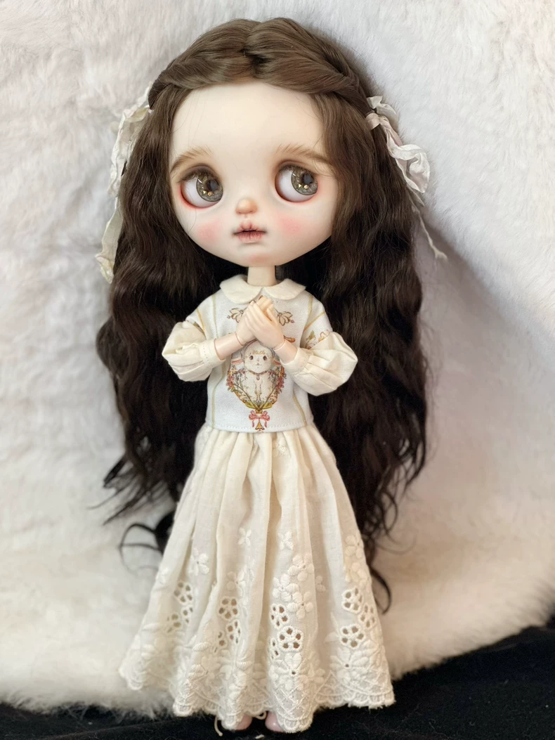 Exquisite Handcrafted Blythe Doll Dress - Floral Embroidery & Adjustable Fit - Image 3