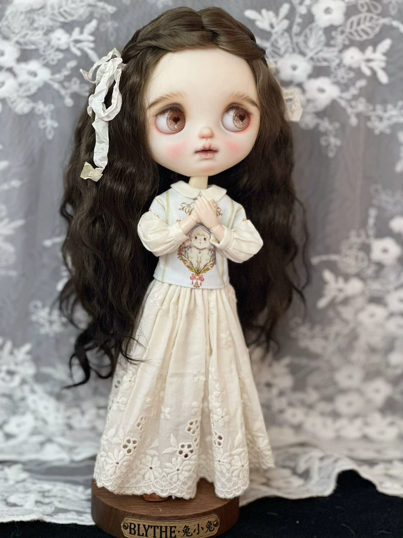 Exquisite Handcrafted Blythe Doll Dress - Floral Embroidery & Adjustable Fit - Image 5