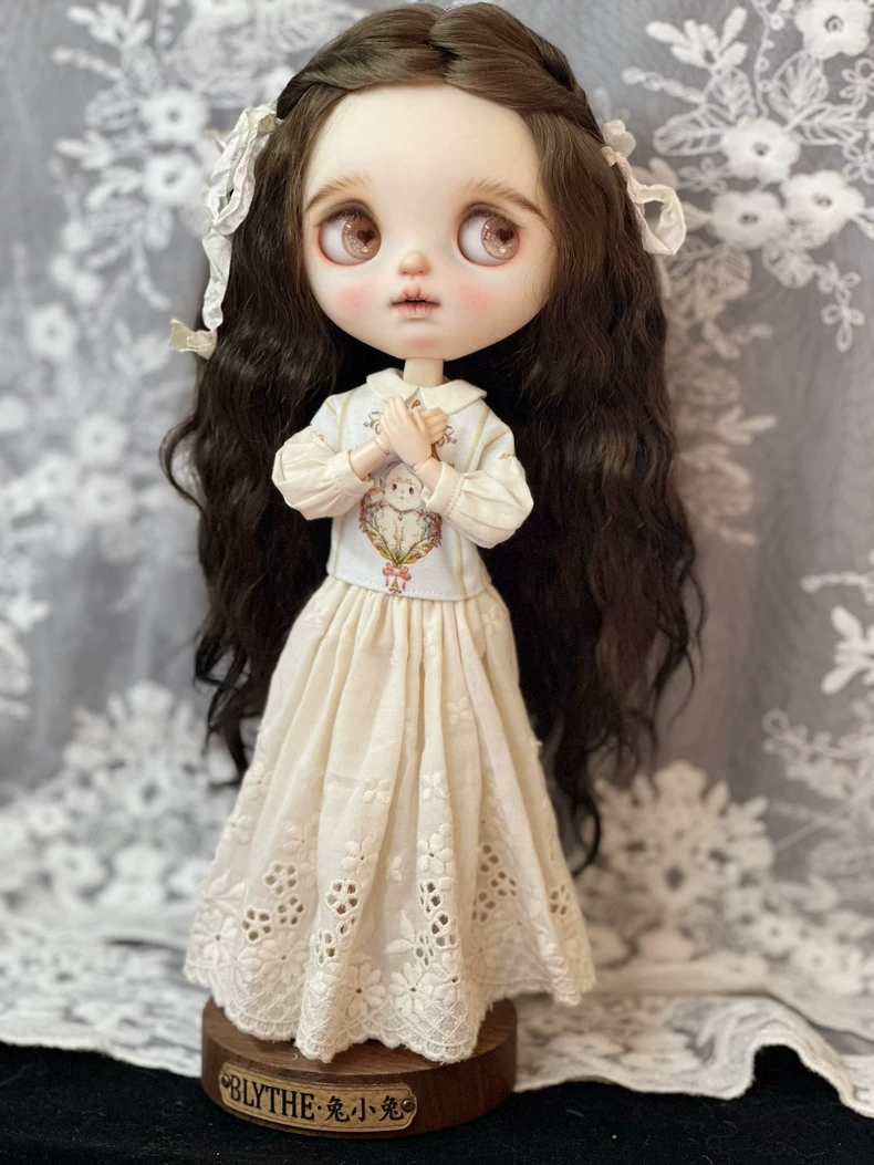 Exquisite Handcrafted Blythe Doll Dress - Floral Embroidery & Adjustable Fit - Image 6