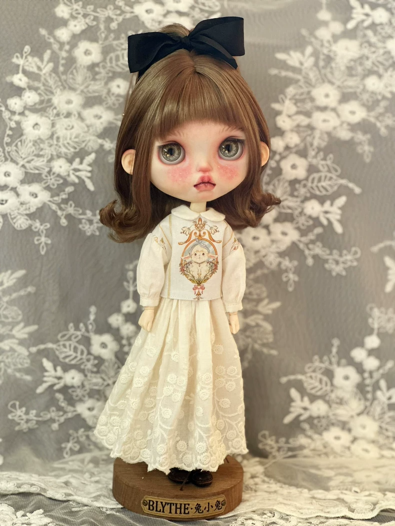 Exquisite Handcrafted Blythe Doll Dress - Floral Embroidery & Adjustable Fit - Image 9