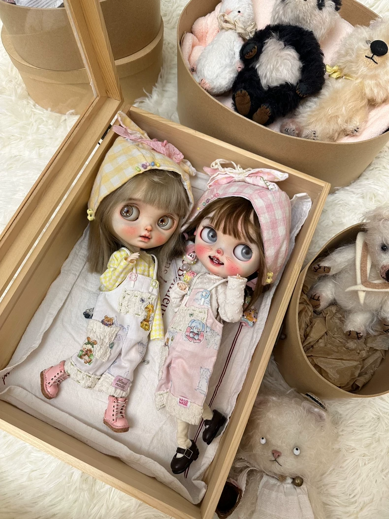 Handmade Vintage BLYTHE Doll Outfit – Pastel Gingham & Lace Trim, Adjustable Overalls, Premium Quality - Image 1