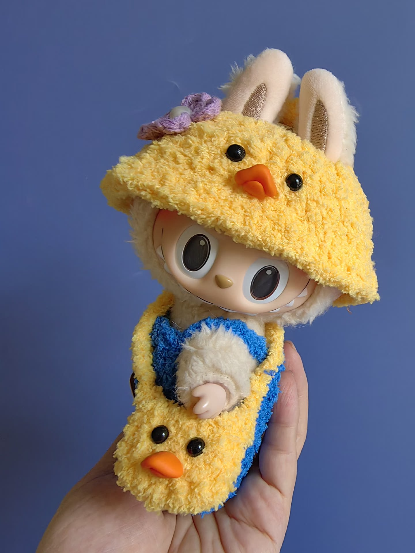 Charming Labubu Spring Outfit: Yellow Hat, Blue Jumpsuit & Duck Bag – Playful & Durable Collectible Doll Ensemble - Image 4