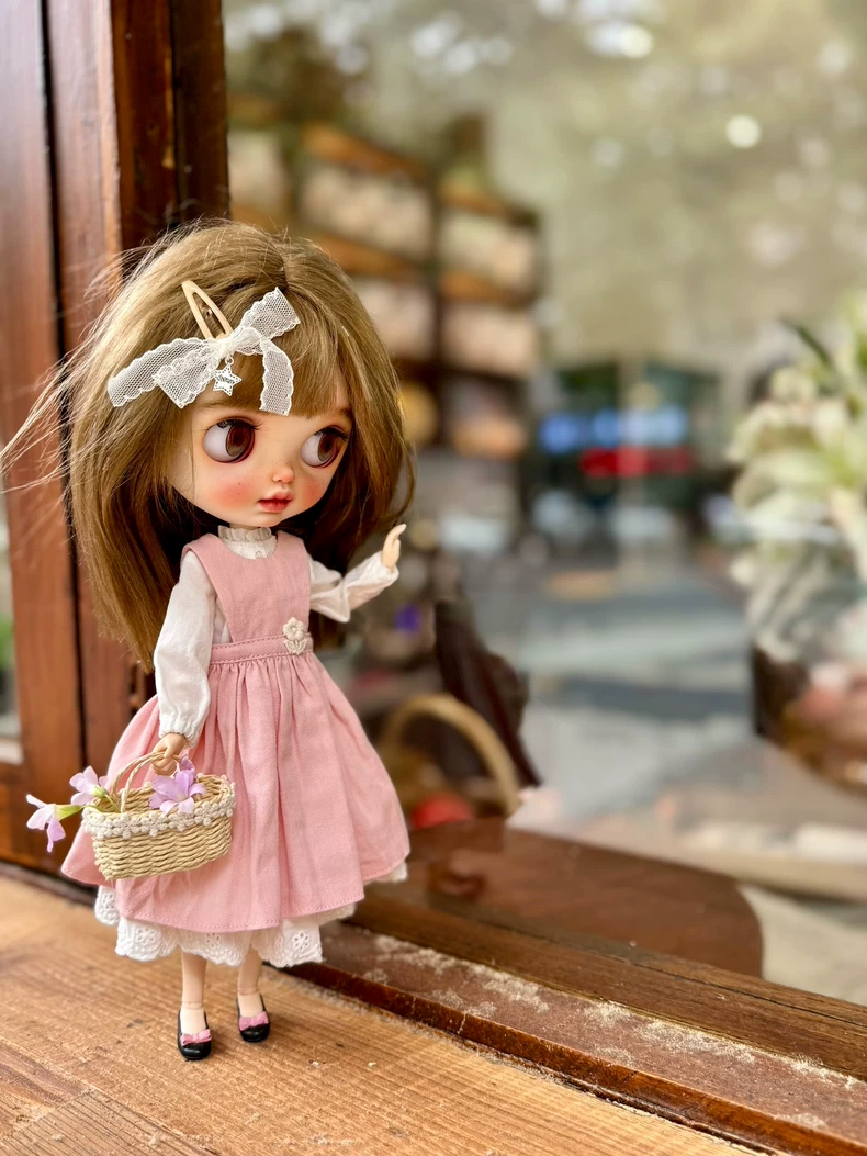 Vintage Blythe Doll Outfit: Whimsical Pink Pinafore & Lace Blouse Set - Image 4