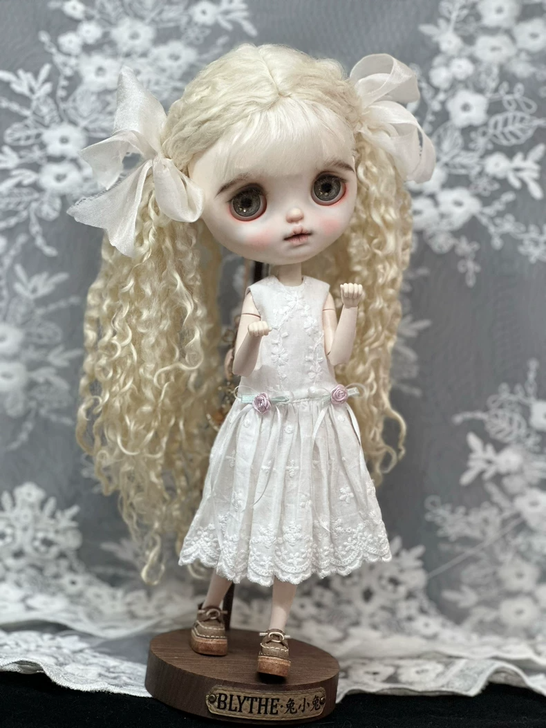 Elegant Blythe Doll Lace Dress with Floral Motifs – Perfect Fit for ob24 & ob26 Bodies - Image 1
