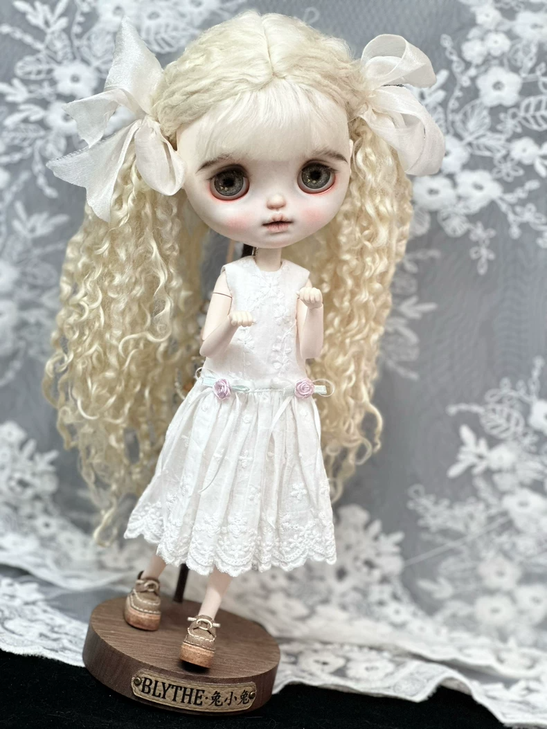 Elegant Blythe Doll Lace Dress with Floral Motifs – Perfect Fit for ob24 & ob26 Bodies - Image 2