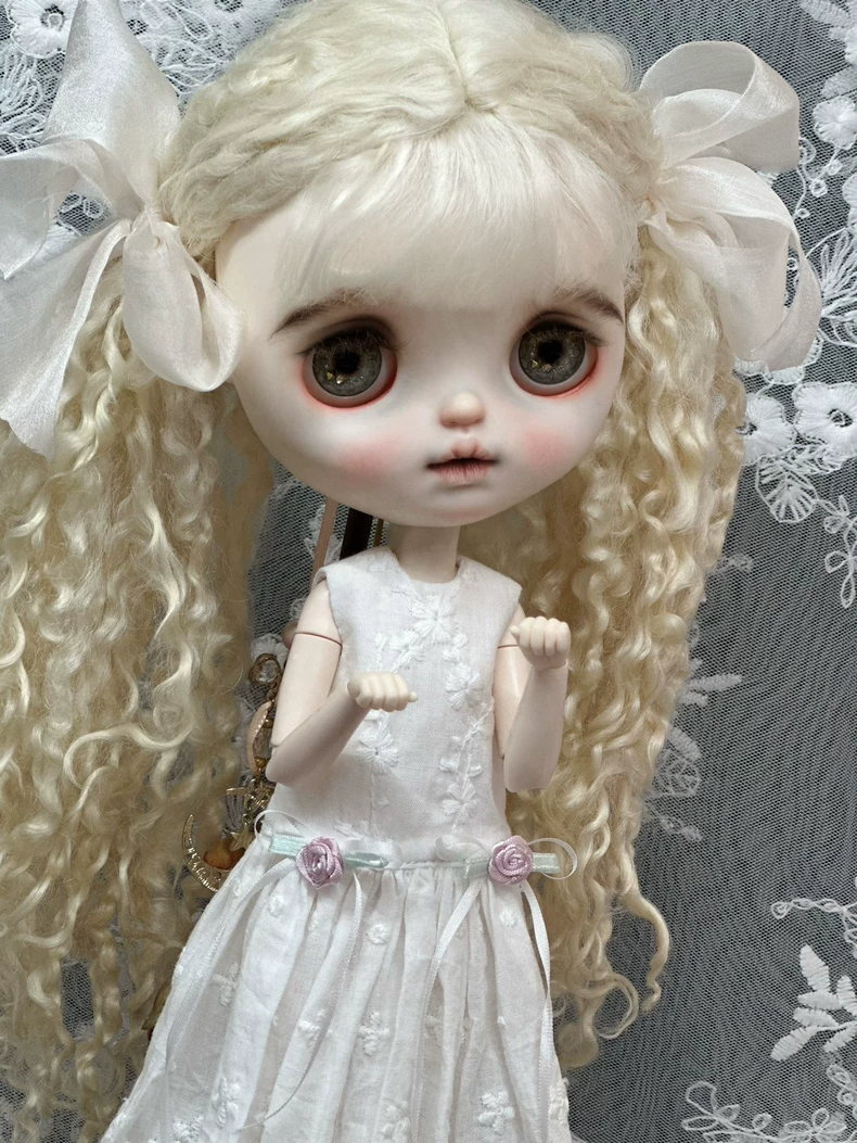 Elegant Blythe Doll Lace Dress with Floral Motifs – Perfect Fit for ob24 & ob26 Bodies - Image 3