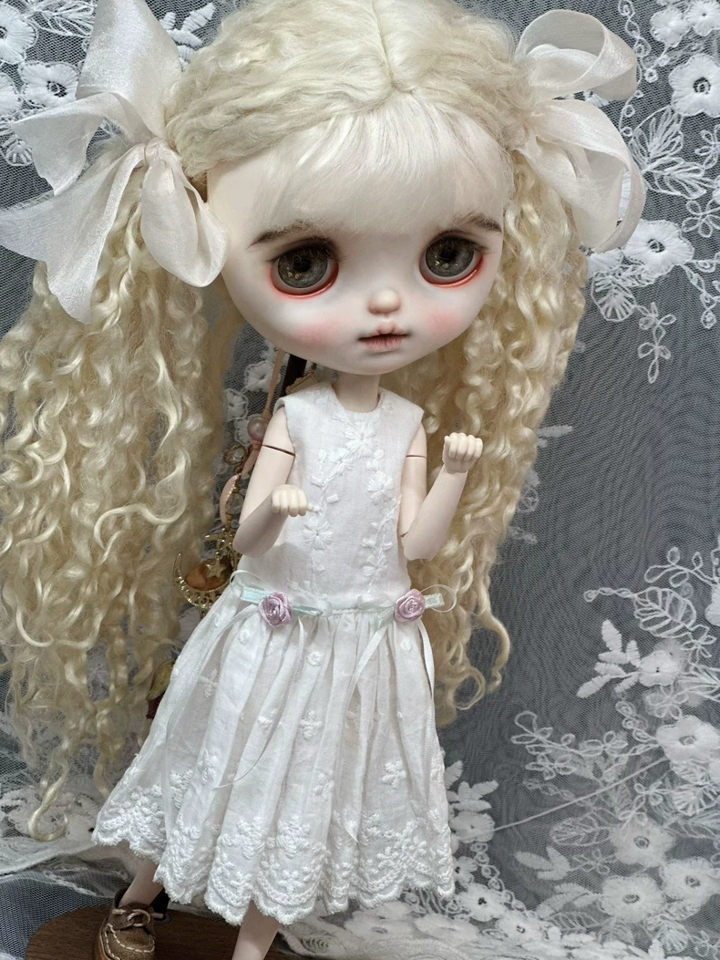 Elegant Blythe Doll Lace Dress with Floral Motifs – Perfect Fit for ob24 & ob26 Bodies - Image 4
