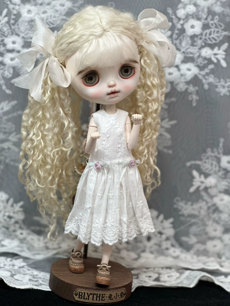 Elegant Blythe Doll Lace Dress with Floral Motifs – Perfect Fit for ob24 & ob26 Bodies - Image 5
