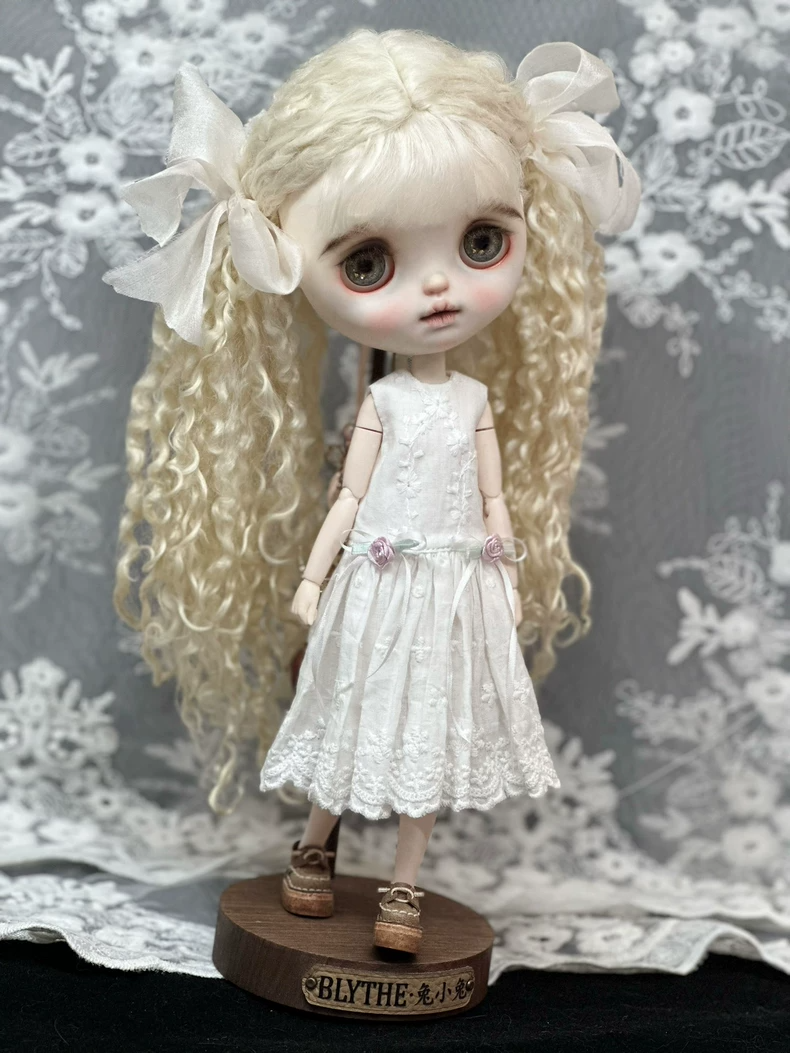 Elegant Blythe Doll Lace Dress with Floral Motifs – Perfect Fit for ob24 & ob26 Bodies - Image 6