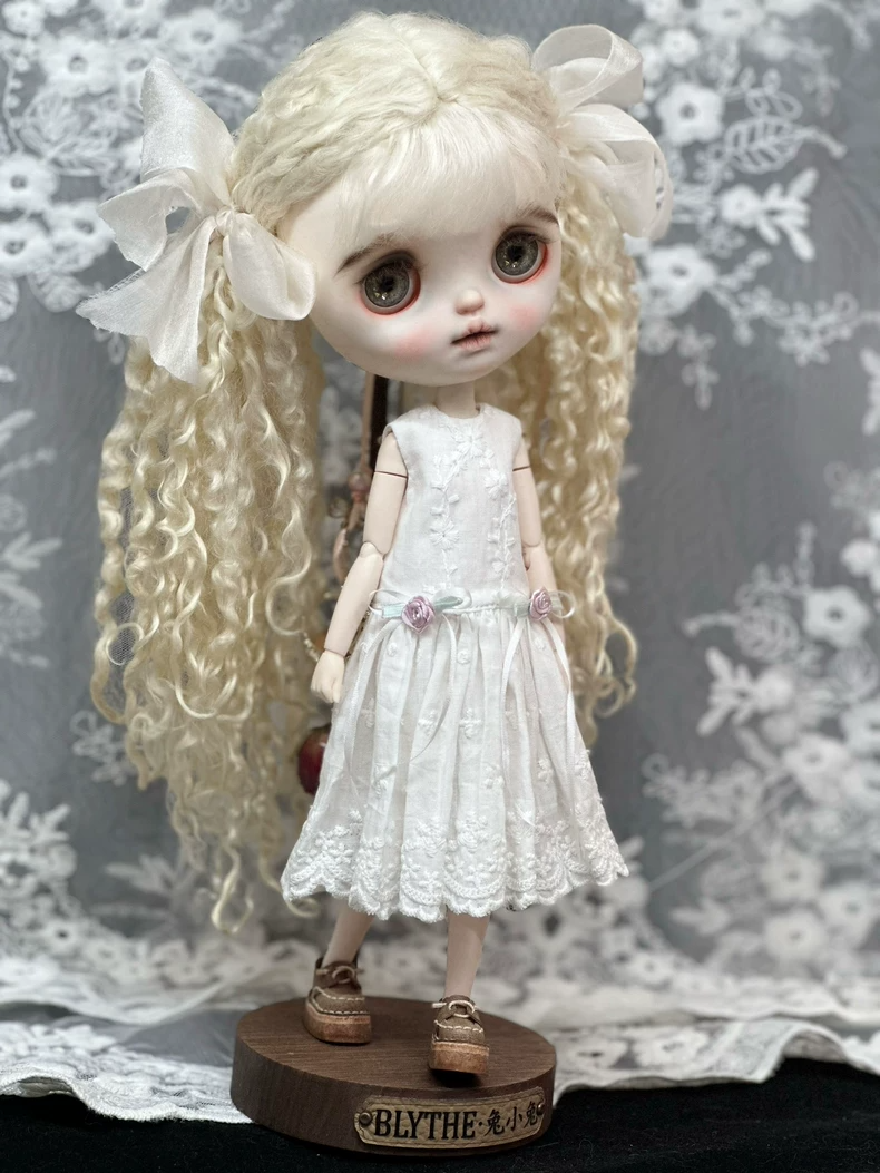 Elegant Blythe Doll Lace Dress with Floral Motifs – Perfect Fit for ob24 & ob26 Bodies - Image 8