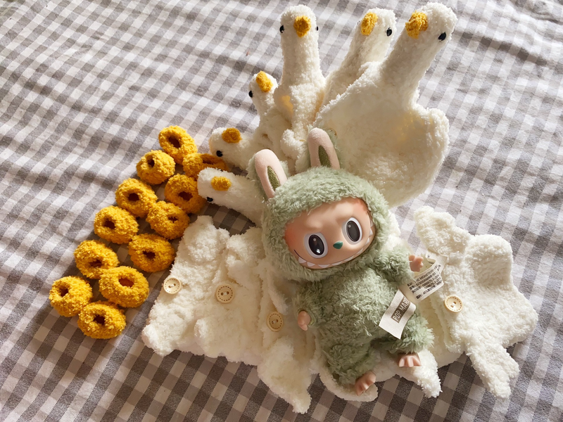Adorable Labubu Goose Plush Outfit for Dolls – Cozy Hat, Bodysuit & Shoes – Perfect for Collectors & Play - Image 2