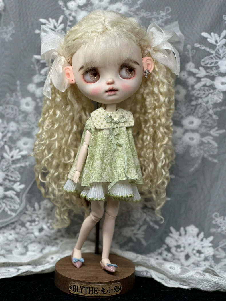 Vintage-Inspired Blythe Doll Outfit: Elegant Green Floral Dress with Polka-Dot Collar - Image 1