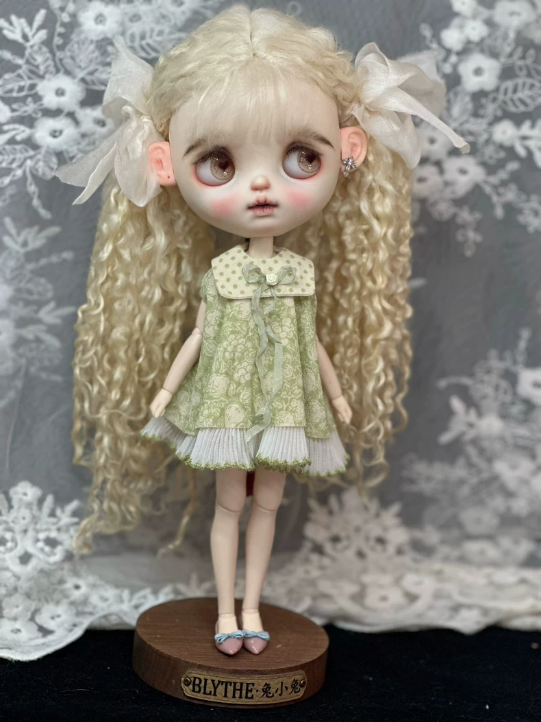 Vintage-Inspired Blythe Doll Outfit: Elegant Green Floral Dress with Polka-Dot Collar - Image 2