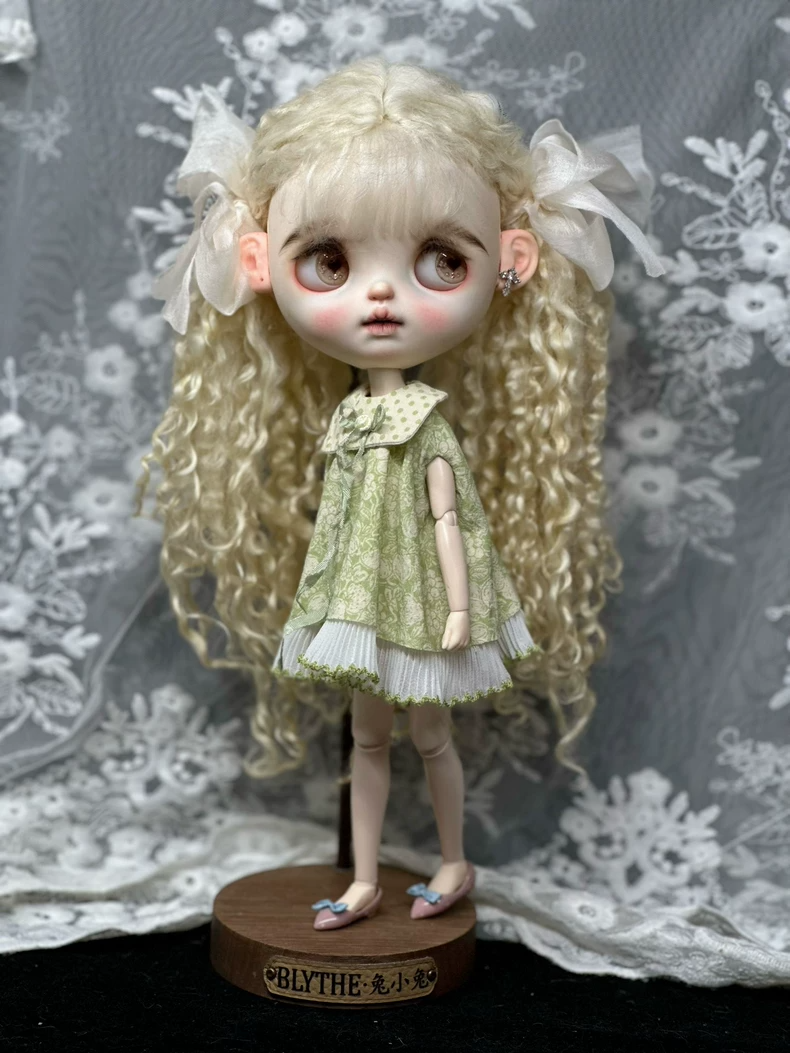 Vintage-Inspired Blythe Doll Outfit: Elegant Green Floral Dress with Polka-Dot Collar - Image 3