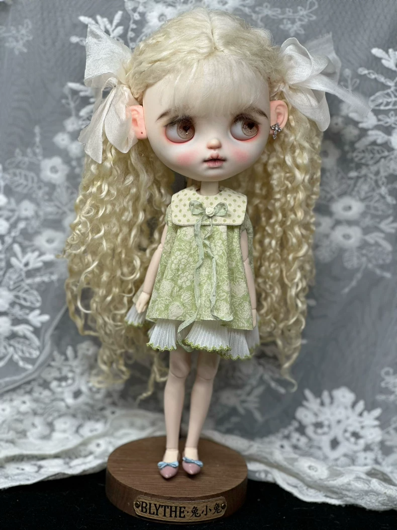Vintage-Inspired Blythe Doll Outfit: Elegant Green Floral Dress with Polka-Dot Collar - Image 4