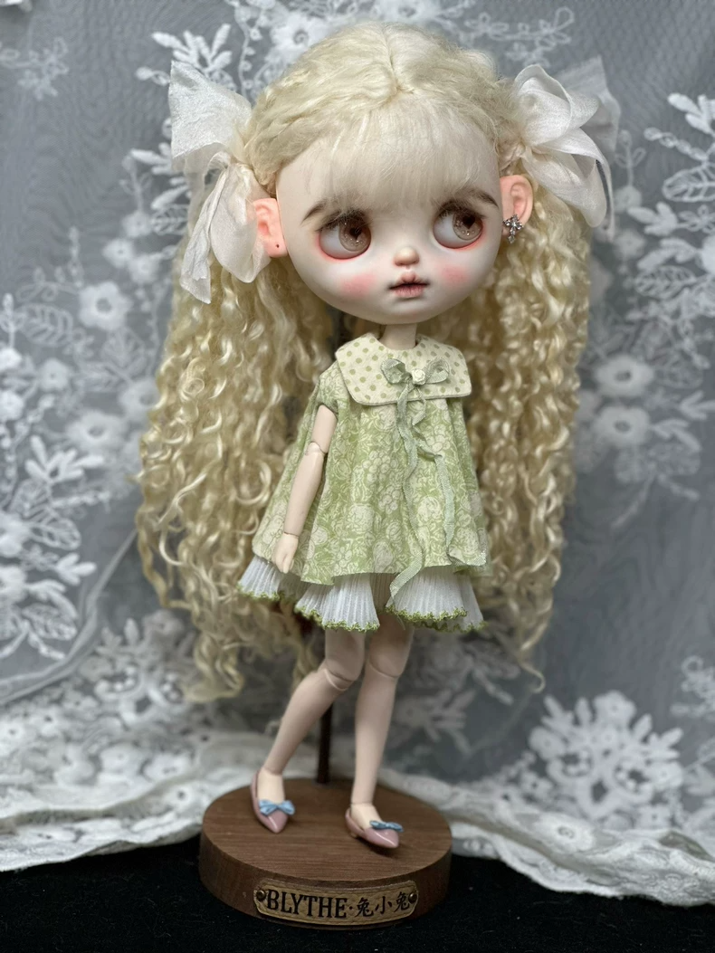Vintage-Inspired Blythe Doll Outfit: Elegant Green Floral Dress with Polka-Dot Collar - Image 5