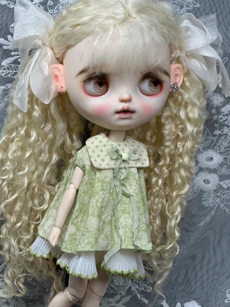 Vintage-Inspired Blythe Doll Outfit: Elegant Green Floral Dress with Polka-Dot Collar - Image 6