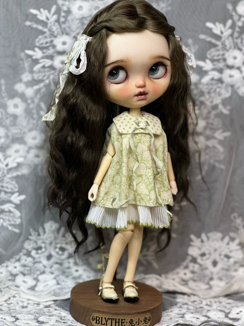 Vintage-Inspired Blythe Doll Outfit: Elegant Green Floral Dress with Polka-Dot Collar - Image 7