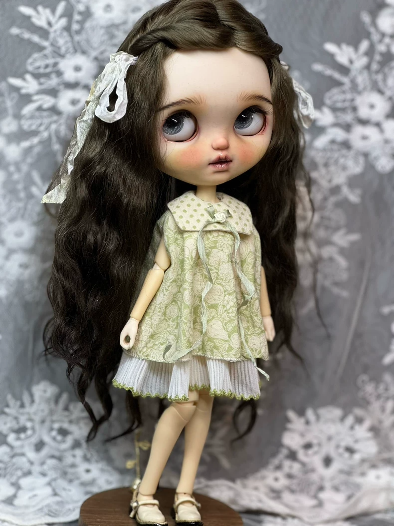 Vintage-Inspired Blythe Doll Outfit: Elegant Green Floral Dress with Polka-Dot Collar - Image 8