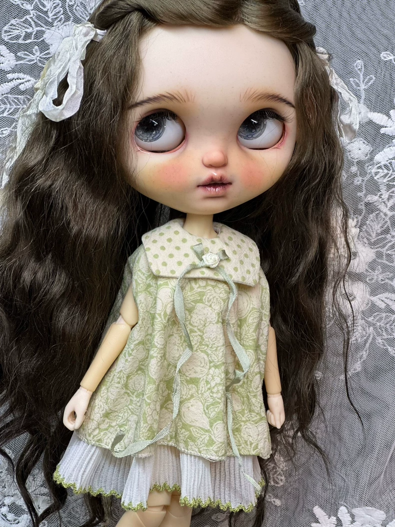 Vintage-Inspired Blythe Doll Outfit: Elegant Green Floral Dress with Polka-Dot Collar - Image 9