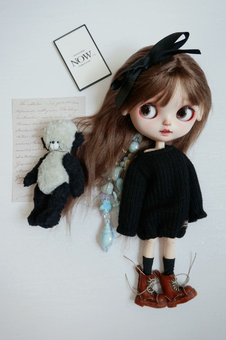 Handmade Blythe Doll Sweaters: Stylish, Durable & Versatile for BJD, Azone, OB22, OB24 Collectors - Image 1