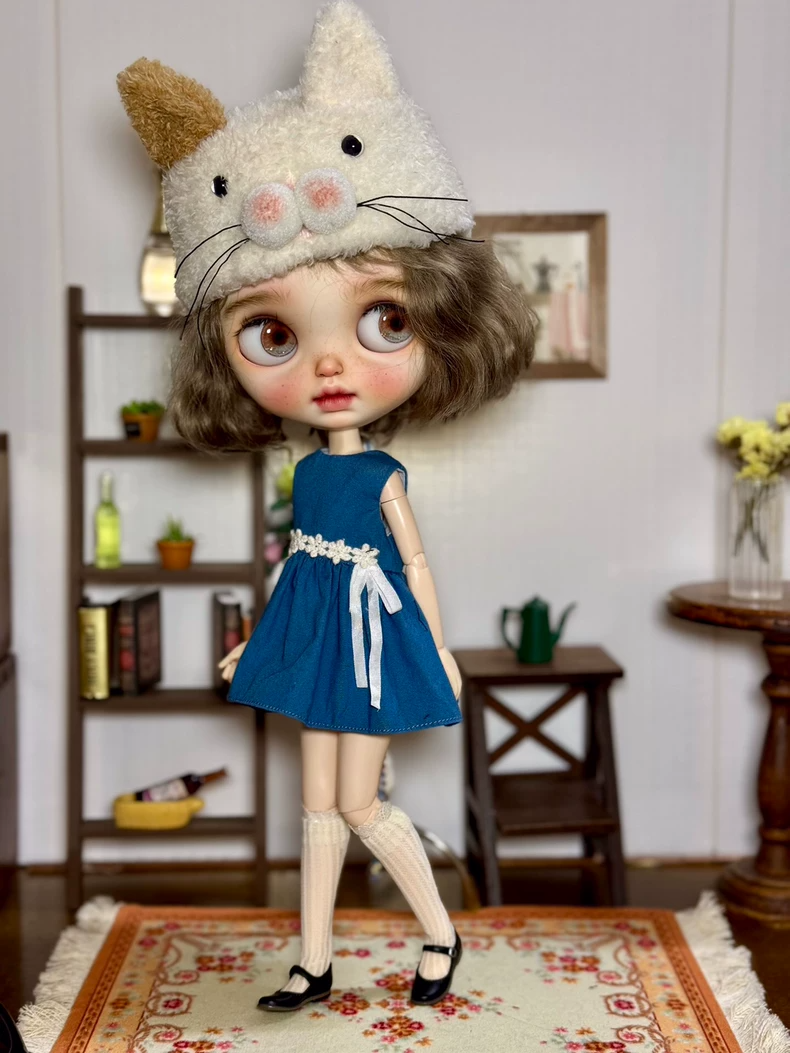 Vintage Elegance Blythe Doll Outfit: Denim Dress, Lace Socks & Cat Hat – Perfect for Collectors - Image 1