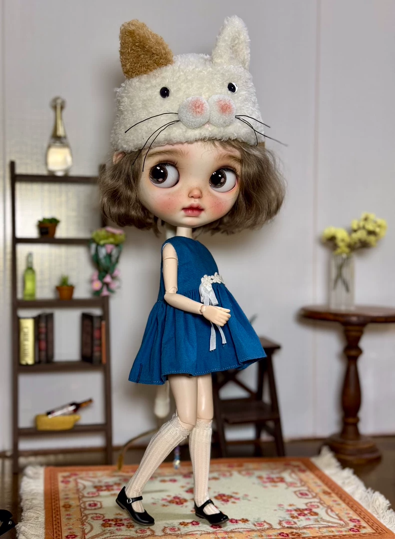 Vintage Elegance Blythe Doll Outfit: Denim Dress, Lace Socks & Cat Hat – Perfect for Collectors - Image 3