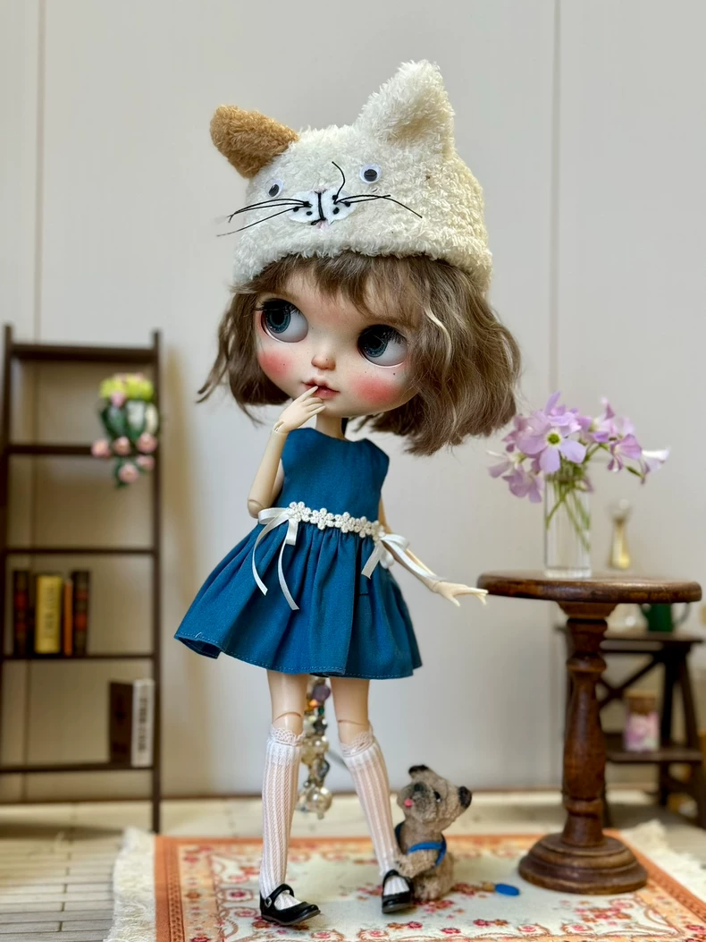 Vintage Elegance Blythe Doll Outfit: Denim Dress, Lace Socks & Cat Hat – Perfect for Collectors - Image 5