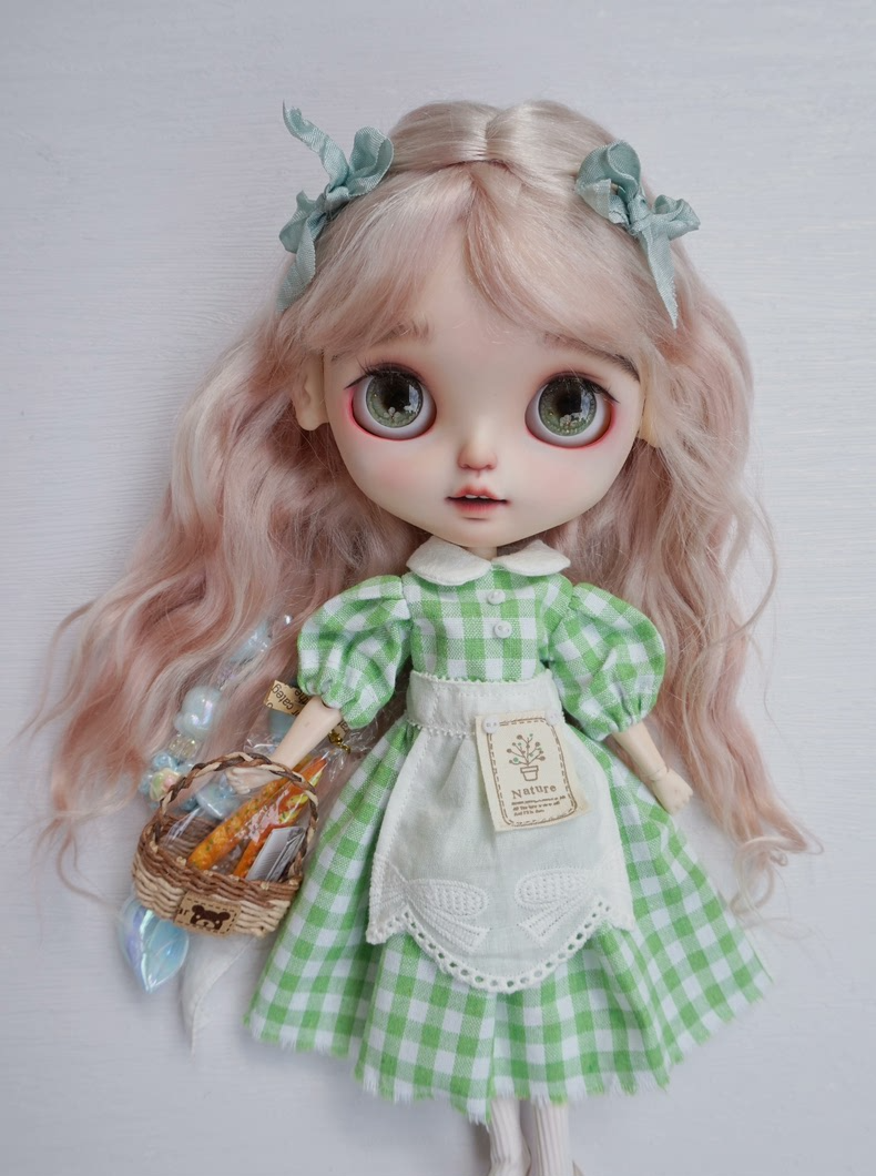 Vintage Green Gingham Blythe Doll Dress with Apron & Accessories for OB22/OB24 Dolls - Image 4