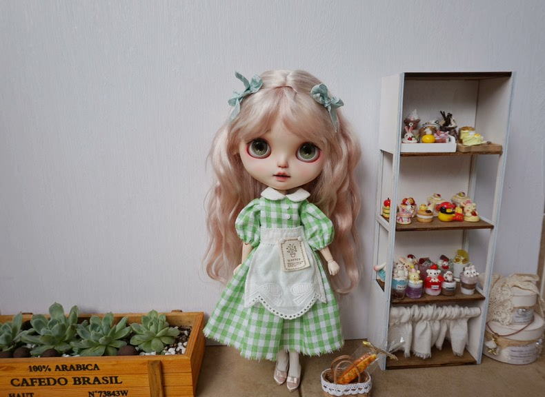 Vintage Green Gingham Blythe Doll Dress with Apron & Accessories for OB22/OB24 Dolls - Image 8