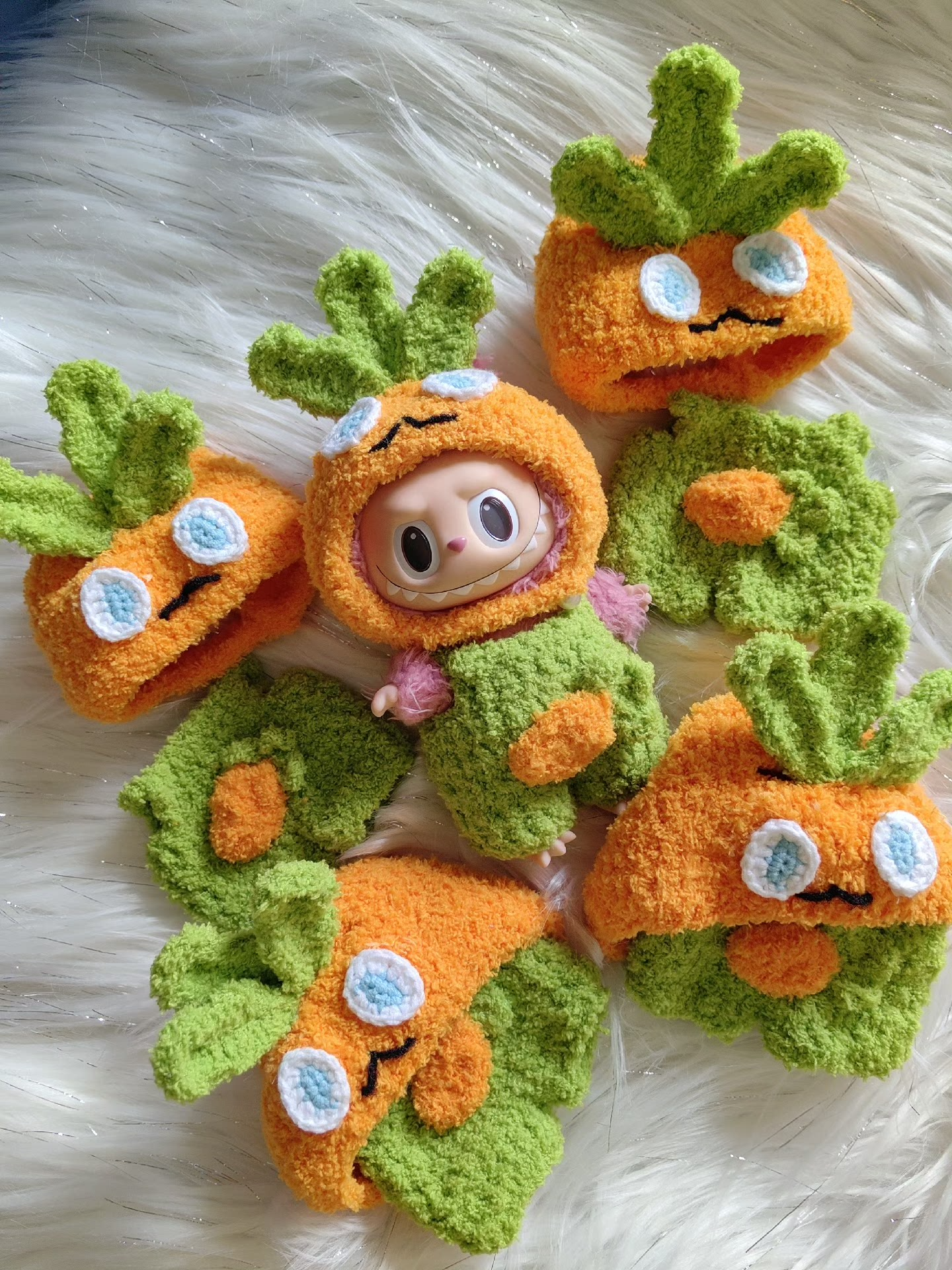 Whimsical Carrot Outfit for Labubu Dolls – Vibrant Orange & Green Playful Ensemble for Collectors - Image 1