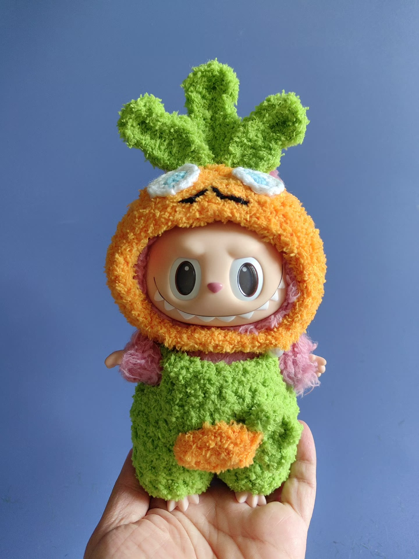 Whimsical Carrot Outfit for Labubu Dolls – Vibrant Orange & Green Playful Ensemble for Collectors - Image 2