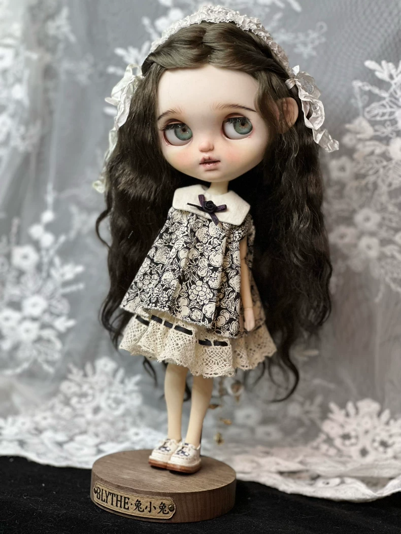 Elegant Blythe Doll Lace Dress: Black & White Floral Outfit for Collectors - Image 1