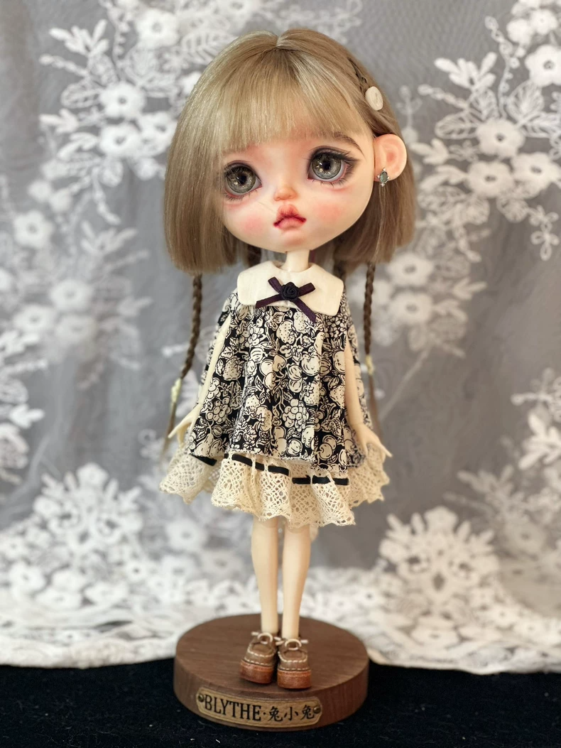 Elegant Blythe Doll Lace Dress: Black & White Floral Outfit for Collectors - Image 2
