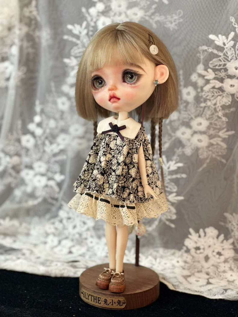 Elegant Blythe Doll Lace Dress: Black & White Floral Outfit for Collectors - Image 3