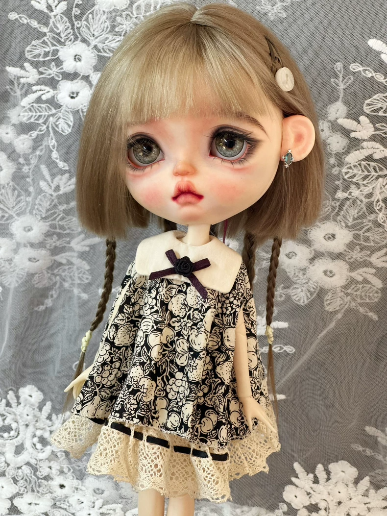 Elegant Blythe Doll Lace Dress: Black & White Floral Outfit for Collectors - Image 4