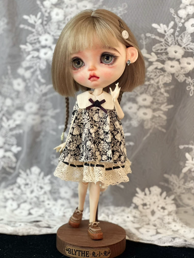 Elegant Blythe Doll Lace Dress: Black & White Floral Outfit for Collectors - Image 5