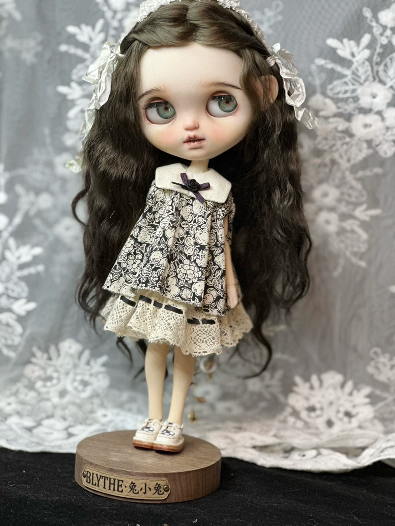 Elegant Blythe Doll Lace Dress: Black & White Floral Outfit for Collectors - Image 6