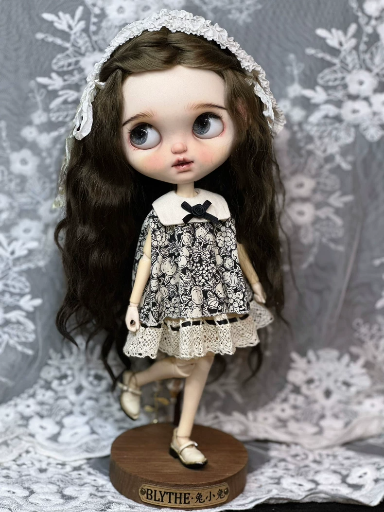 Elegant Blythe Doll Lace Dress: Black & White Floral Outfit for Collectors - Image 9