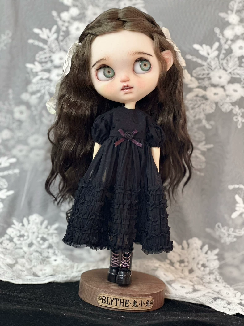 Vintage Elegance Blythe Doll Outfit: Black Ruffled Dress with Purple Floral Patterns - Image 1