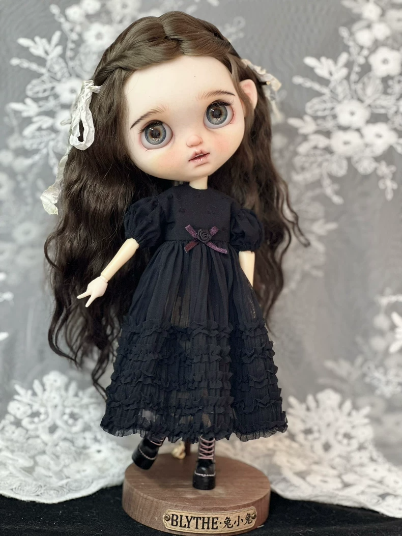 Vintage Elegance Blythe Doll Outfit: Black Ruffled Dress with Purple Floral Patterns - Image 2