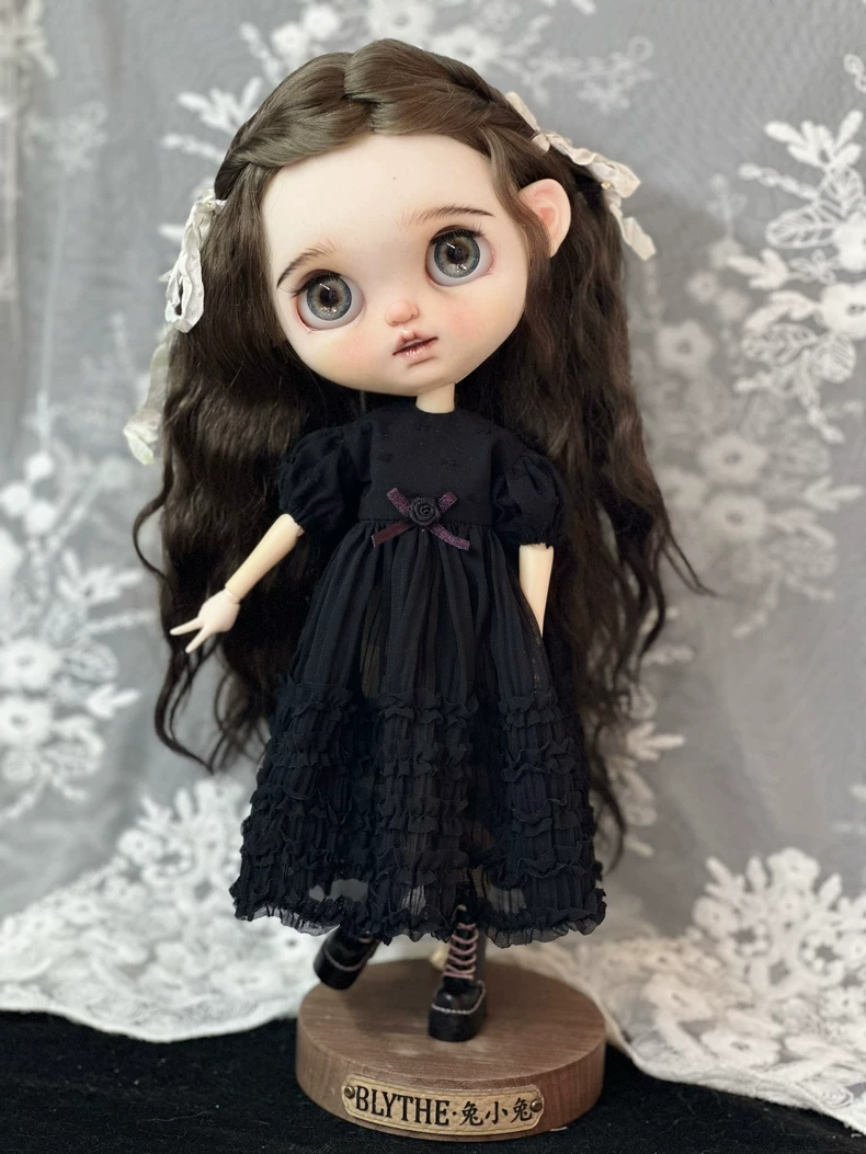 Vintage Elegance Blythe Doll Outfit: Black Ruffled Dress with Purple Floral Patterns - Image 3