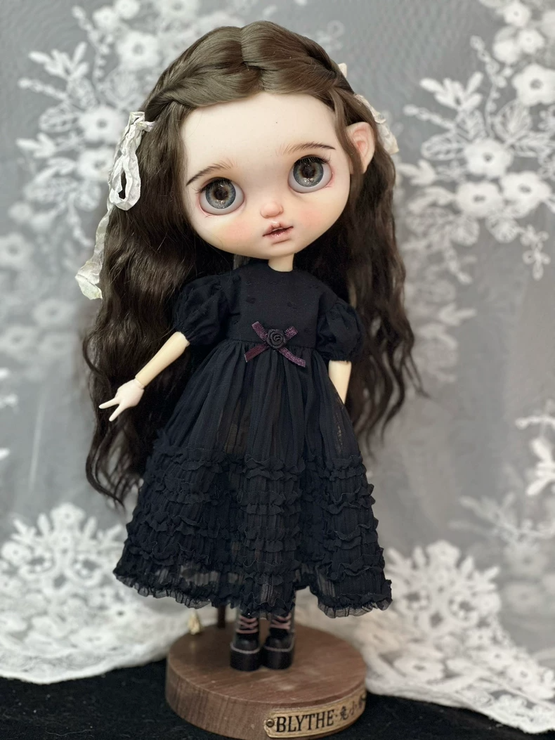 Vintage Elegance Blythe Doll Outfit: Black Ruffled Dress with Purple Floral Patterns - Image 4