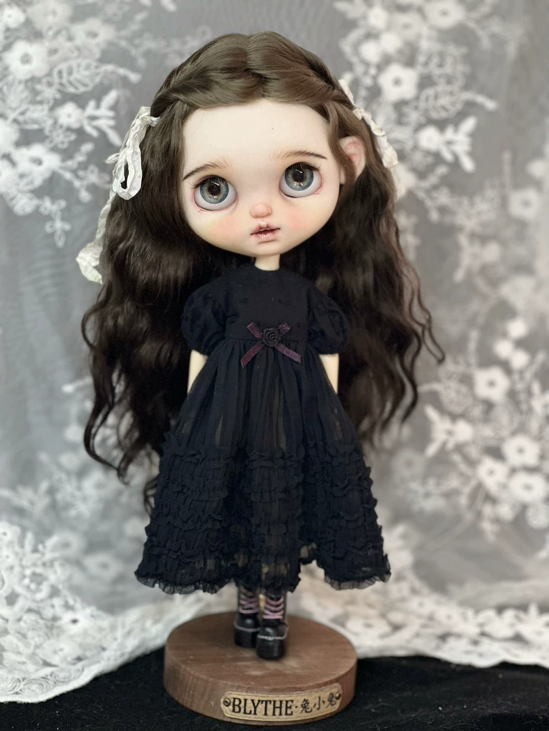 Vintage Elegance Blythe Doll Outfit: Black Ruffled Dress with Purple Floral Patterns - Image 5
