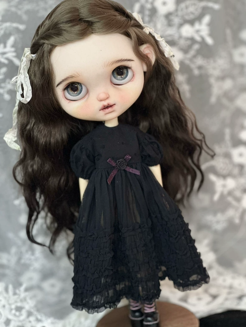 Vintage Elegance Blythe Doll Outfit: Black Ruffled Dress with Purple Floral Patterns - Image 6