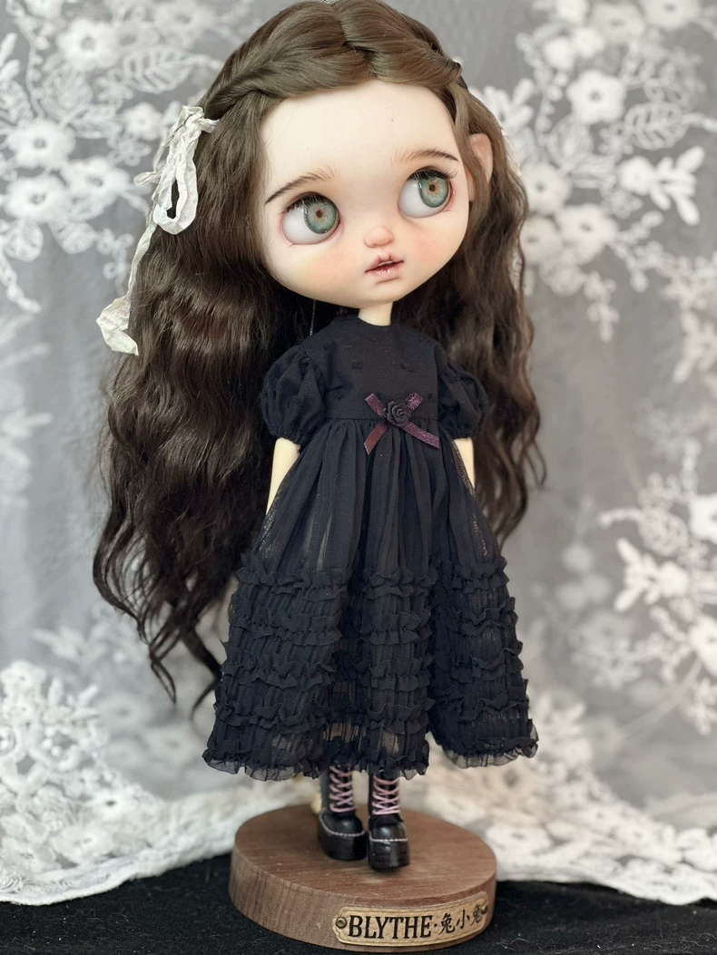 Vintage Elegance Blythe Doll Outfit: Black Ruffled Dress with Purple Floral Patterns - Image 7