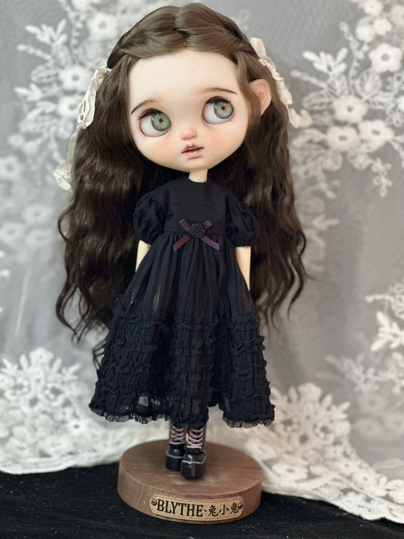 Vintage Elegance Blythe Doll Outfit: Black Ruffled Dress with Purple Floral Patterns - Image 8