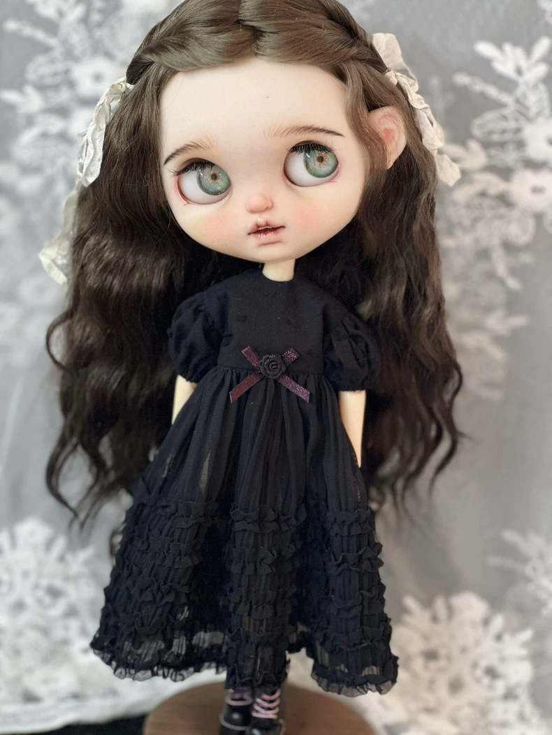 Vintage Elegance Blythe Doll Outfit: Black Ruffled Dress with Purple Floral Patterns - Image 9