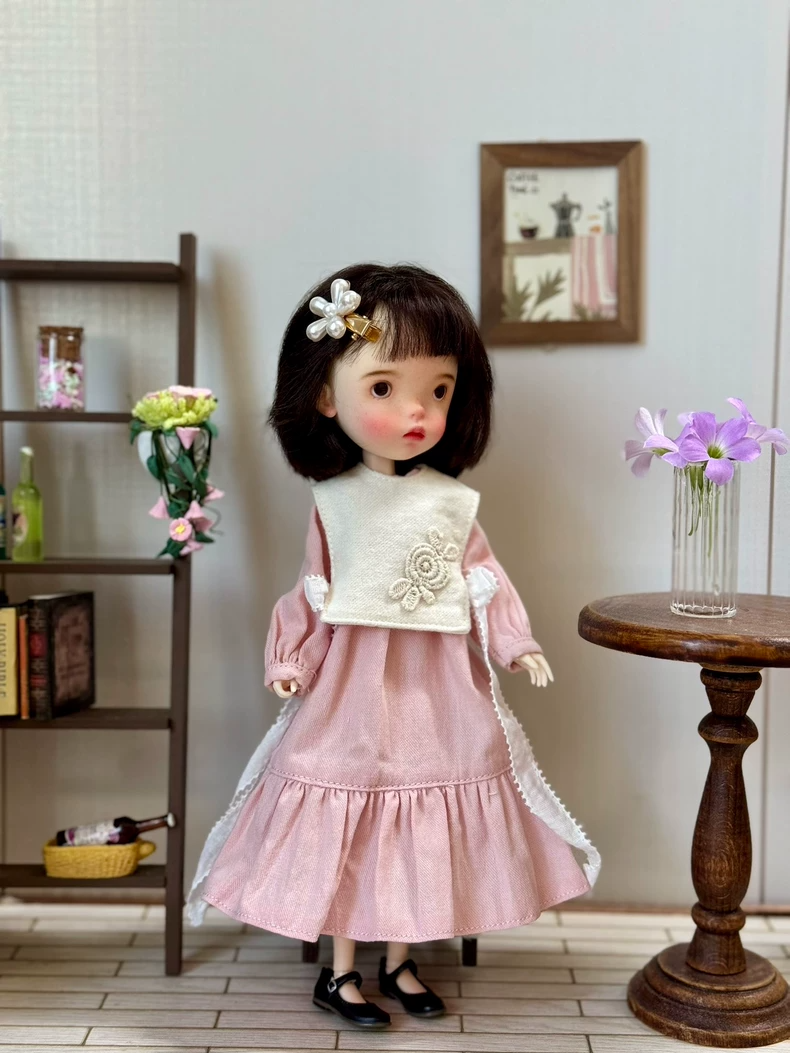 Vintage Pink Blythe Doll Dress with Lace Collar – Elegant & Timeless Outfit - Image 1